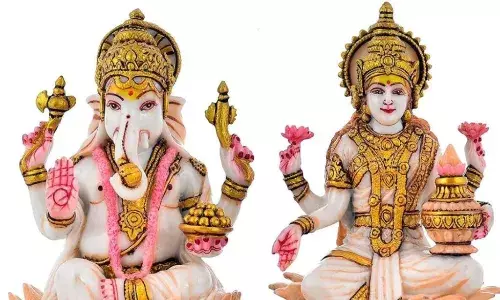 दिवाली पर मां लक्ष्मी और भगवान गणेश की मूर्ती खरीदते समय रखें इन बातों का खास ध्यान, घर में होगी धन की वर्षा दिवाली पर मां लक्ष्मी और भगवान गणेश की मूर्ती खरीदते समय रखें इन बातों का खास ध्यान, घर में होगी धन की वर्षा