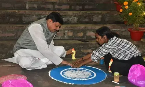 सीएम मोहन यादव ने मुख्यमंत्री निवास में बनाई रंगोली, प्रदेशवासियों को दी दीपावली की शुभकामनाएं सीएम मोहन यादव ने मुख्यमंत्री निवास में बनाई रंगोली, प्रदेशवासियों को दी दीपावली की शुभकामनाएं