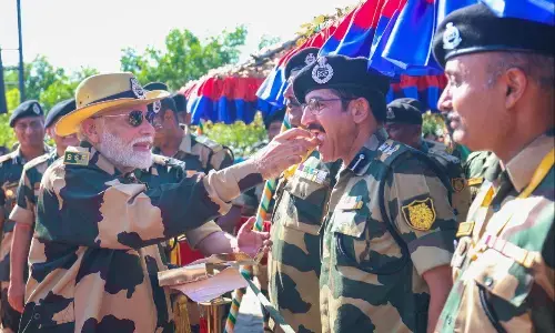 पीएम मोदी ने कच्छ में सेना के साथ मनाई दिवाली, जवानों का बढ़ाया उत्साह, दुश्मन देशों को दिया बड़ा संदेश पीएम मोदी ने कच्छ में सेना के साथ मनाई दिवाली, जवानों का बढ़ाया उत्साह, दुश्मन देशों को दिया बड़ा संदेश