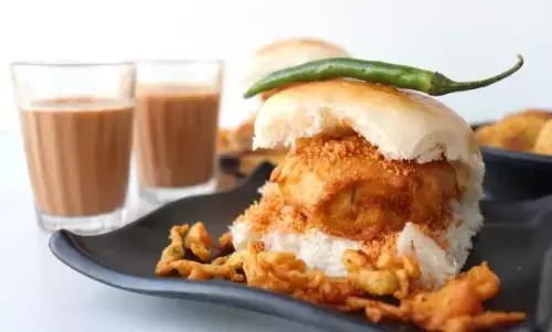 आयोग की नजर में वड़ा पाव 13 प्लेट, चाय 10 कप!, टैरिफ सूची में पुरानी दरें ही लागू आयोग की नजर में वड़ा पाव 13 प्लेट, चाय 10 कप!, टैरिफ सूची में पुरानी दरें ही लागू