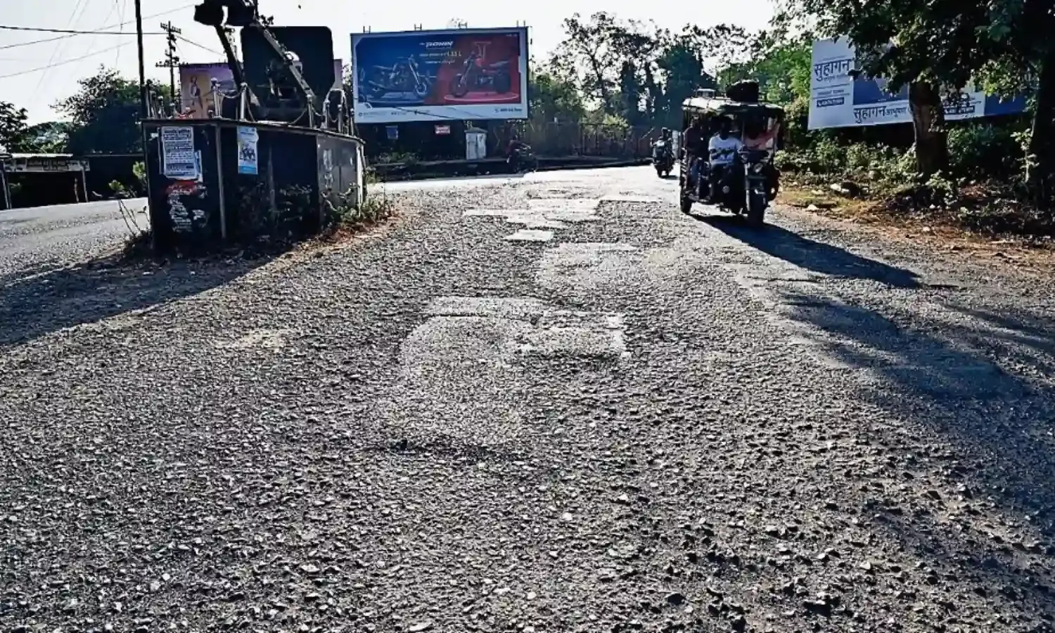 सतपुला ब्रिज की ढलान पर सड़क के धुर्रे उड़े, रोजाना गिरकर घायल हो रहे नागरिक