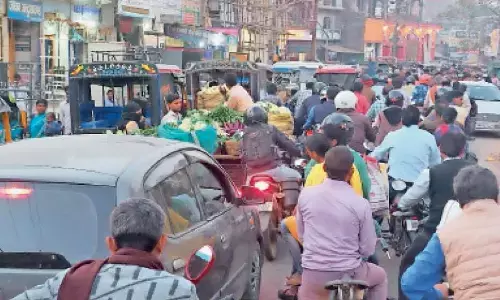 जाम का नया स्थल बन रहा शहर का अहिंसा चौक, सड़क के बीचोंबीच बने नाले के ऊंचाई वाले स्थान पर हादसे की आशंका