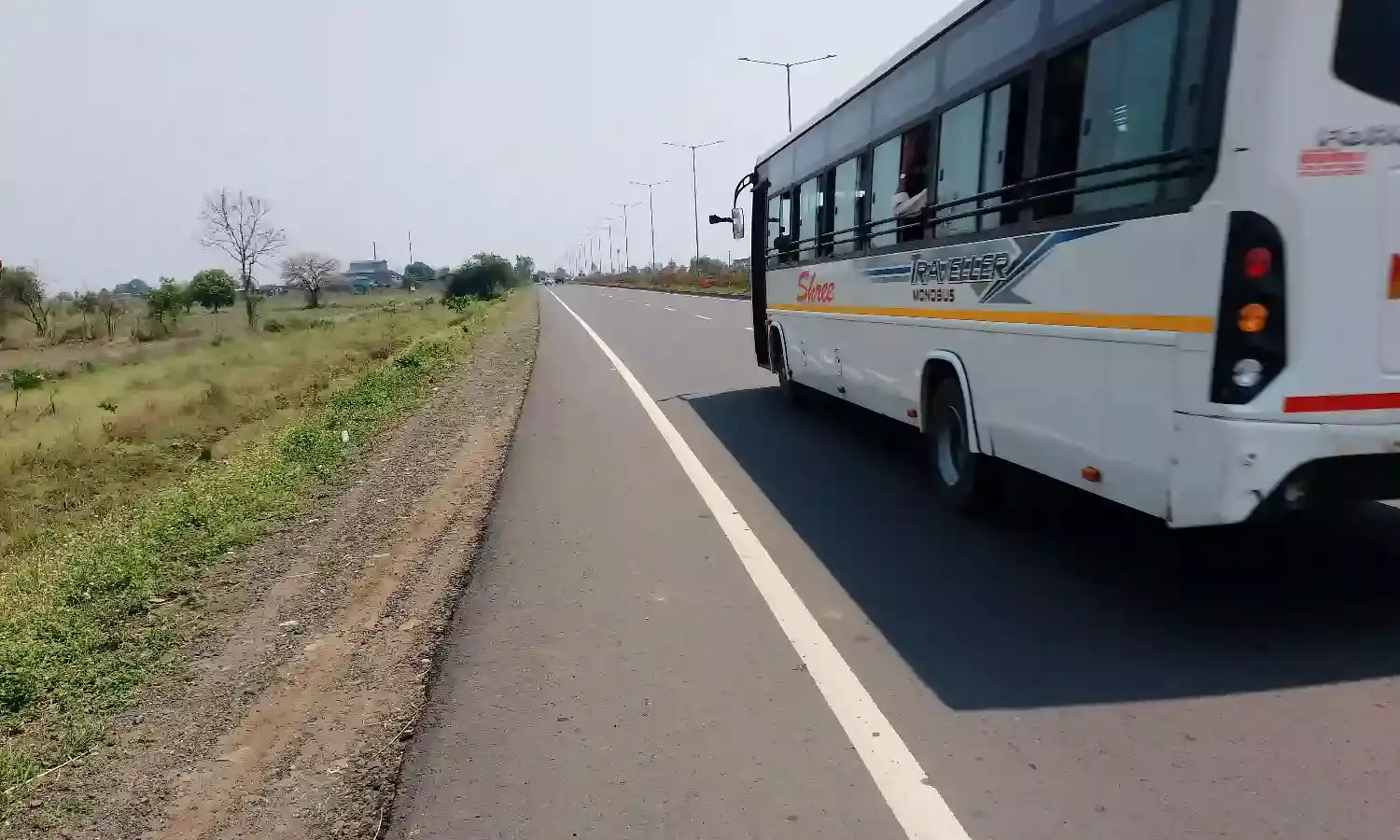 आरटीओ की ओर से निजी बसों की धरपकड़ , नियम तोड़ने वाली बसों पर जुर्माना