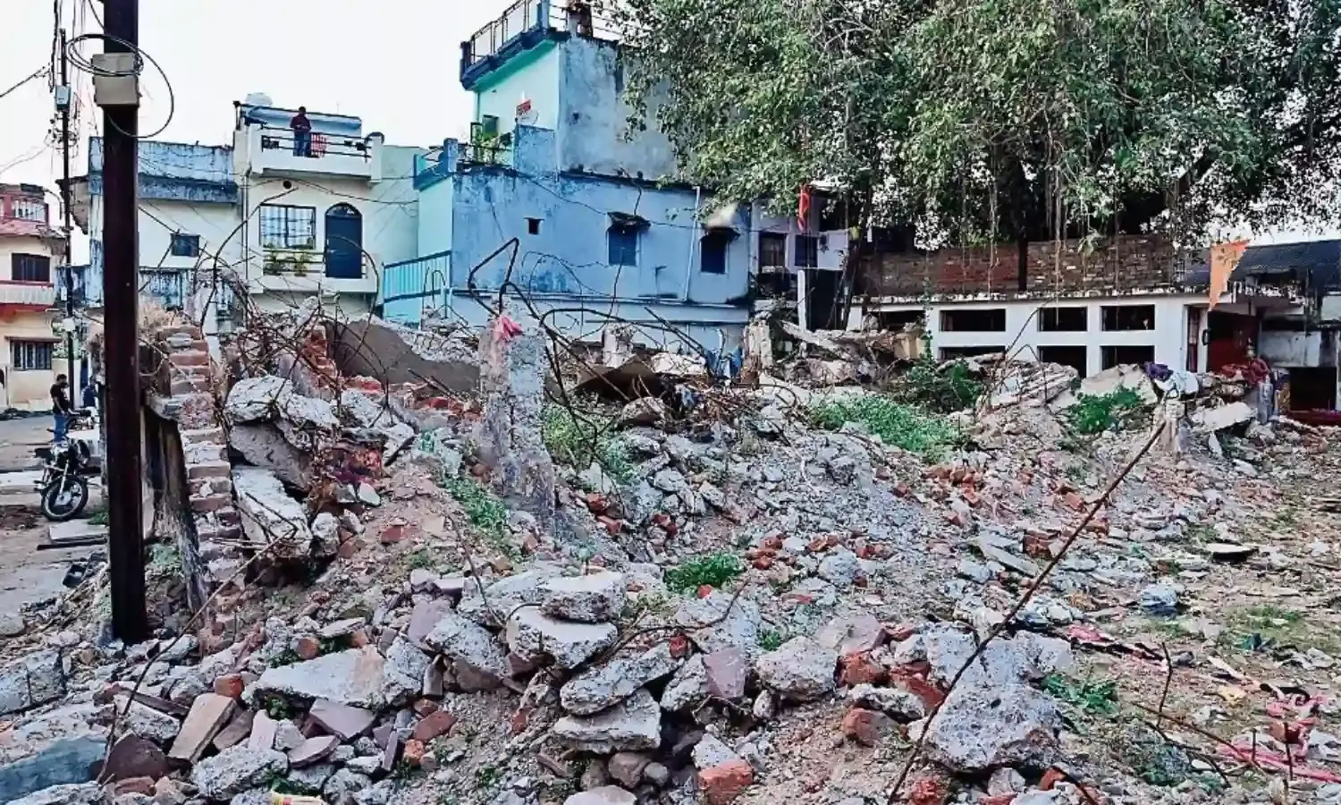 जर्जर भवन को तोड़ने के बाद बनाना भूल गया नगर निगम