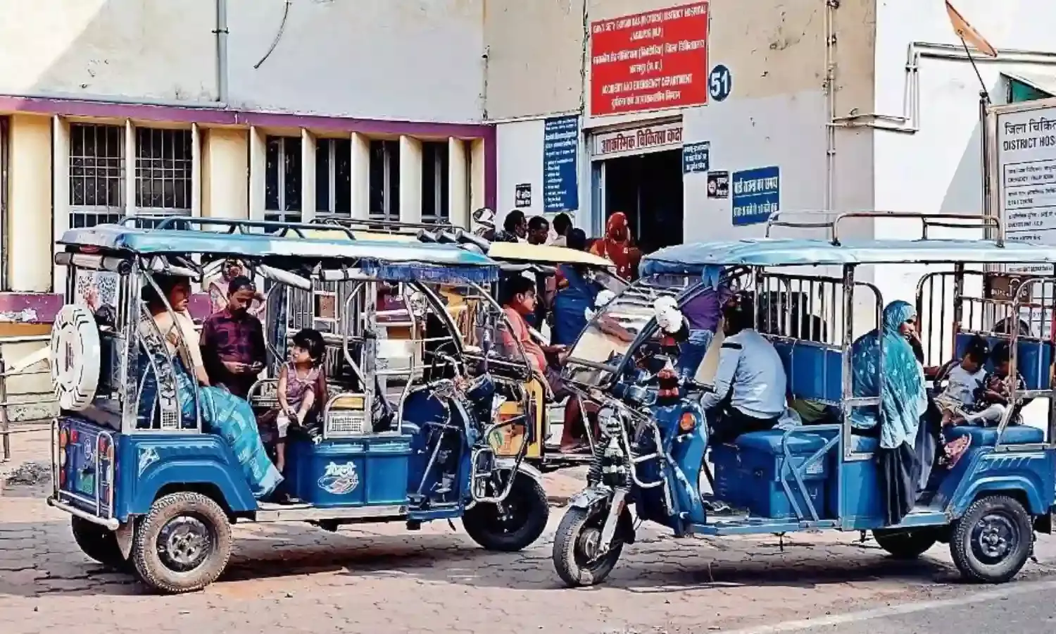जिला अस्पताल परिसर में बेवजह खड़े ई-रिक्शा पर लगेगा फाइन