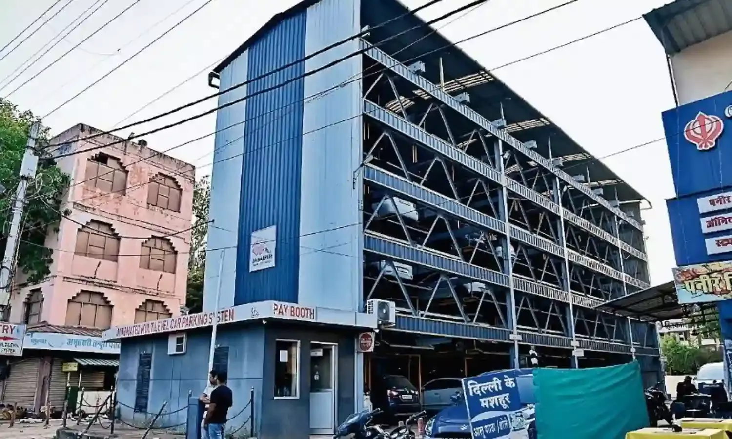 अजब है, मल्टी लेवल पार्किंग पड़ी खाली, फुटपाथ पर पार्क होते हैं वाहन