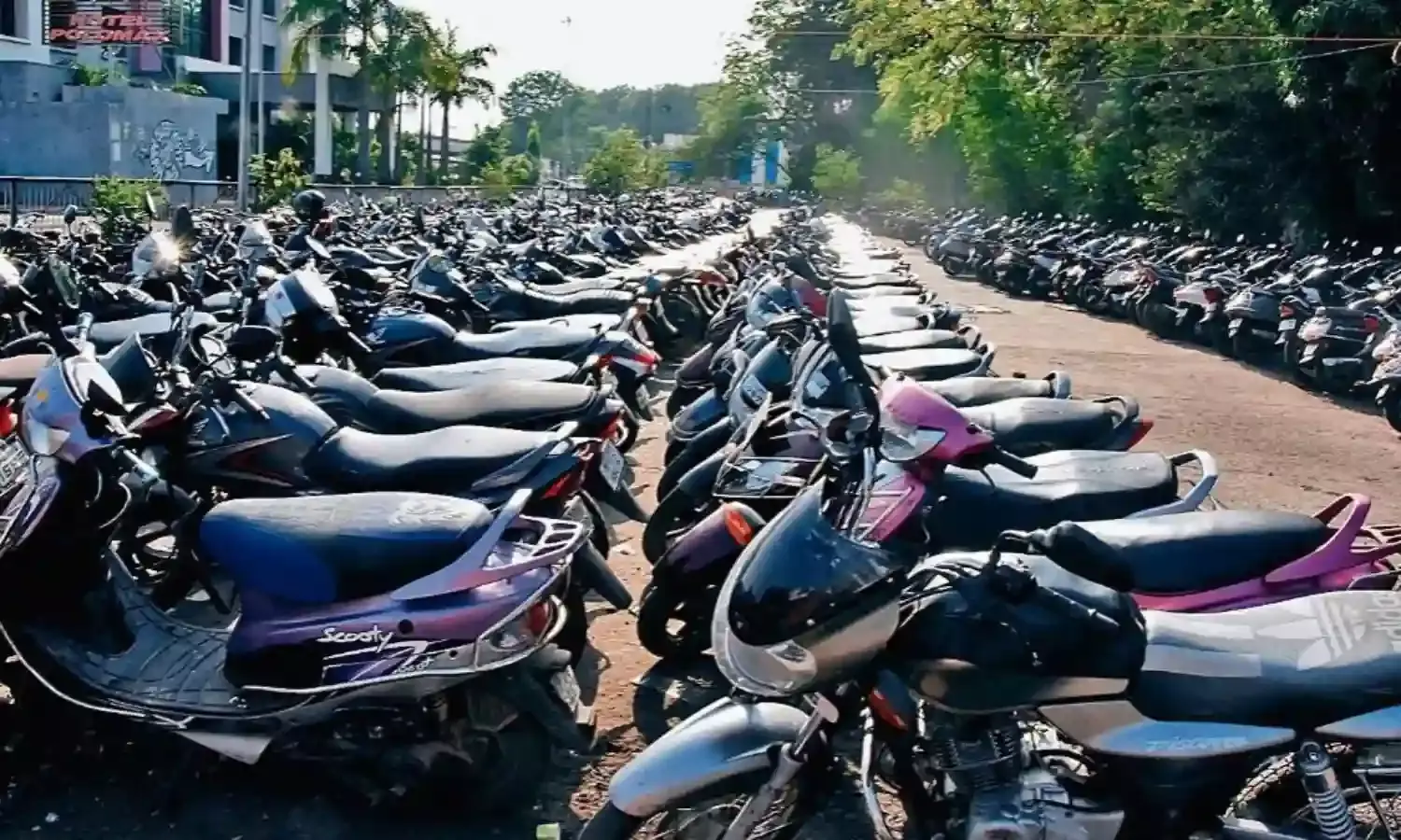 वाहन स्टैण्ड में मनमानी, ड्रॉप एंड गो का सिस्टम दरकिनार, हो रही वसूली