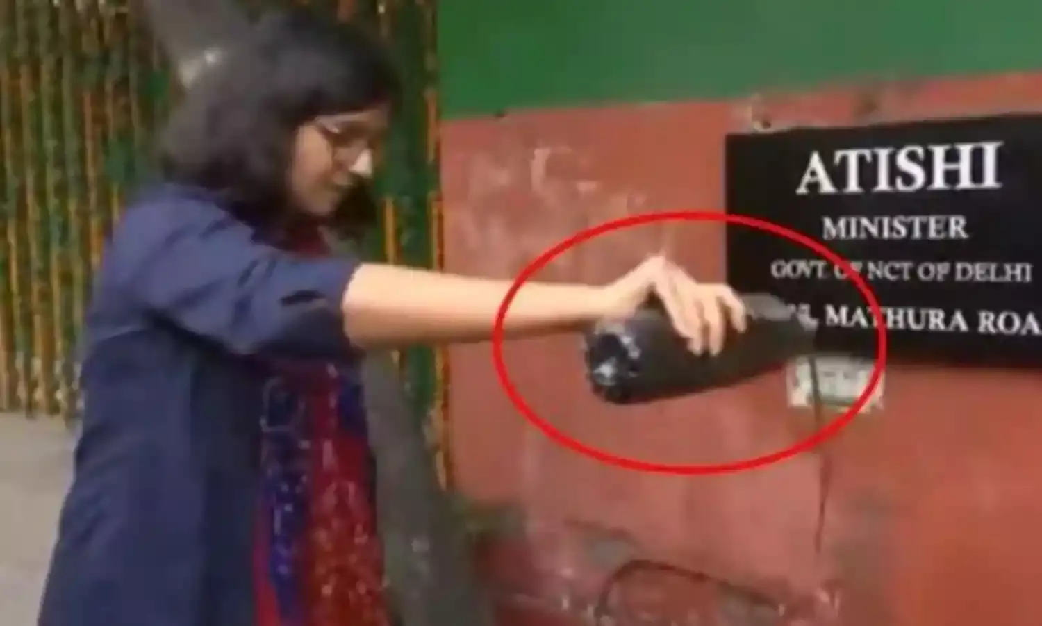 स्वाति मालीवाल ने सीएम हाउस के बाहर उड़ेला गंदा पानी, सीएम आतिशी को जल संकट सुधारने के लिए दी 15 दिनों की मोहलत