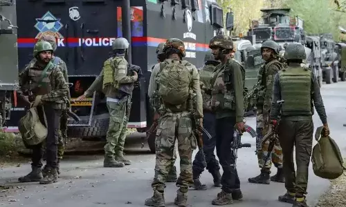 दो इलाकों में आतंकियों और सेना की मुठभेड़ जारी, श्रीनगर में घर से फायरिंग कर रहे दहशतगर्द, अनंतनाग में दो आतंकी ढेर दो इलाकों में आतंकियों और सेना की मुठभेड़ जारी, श्रीनगर में घर से फायरिंग कर रहे दहशतगर्द, अनंतनाग में दो आतंकी ढेर