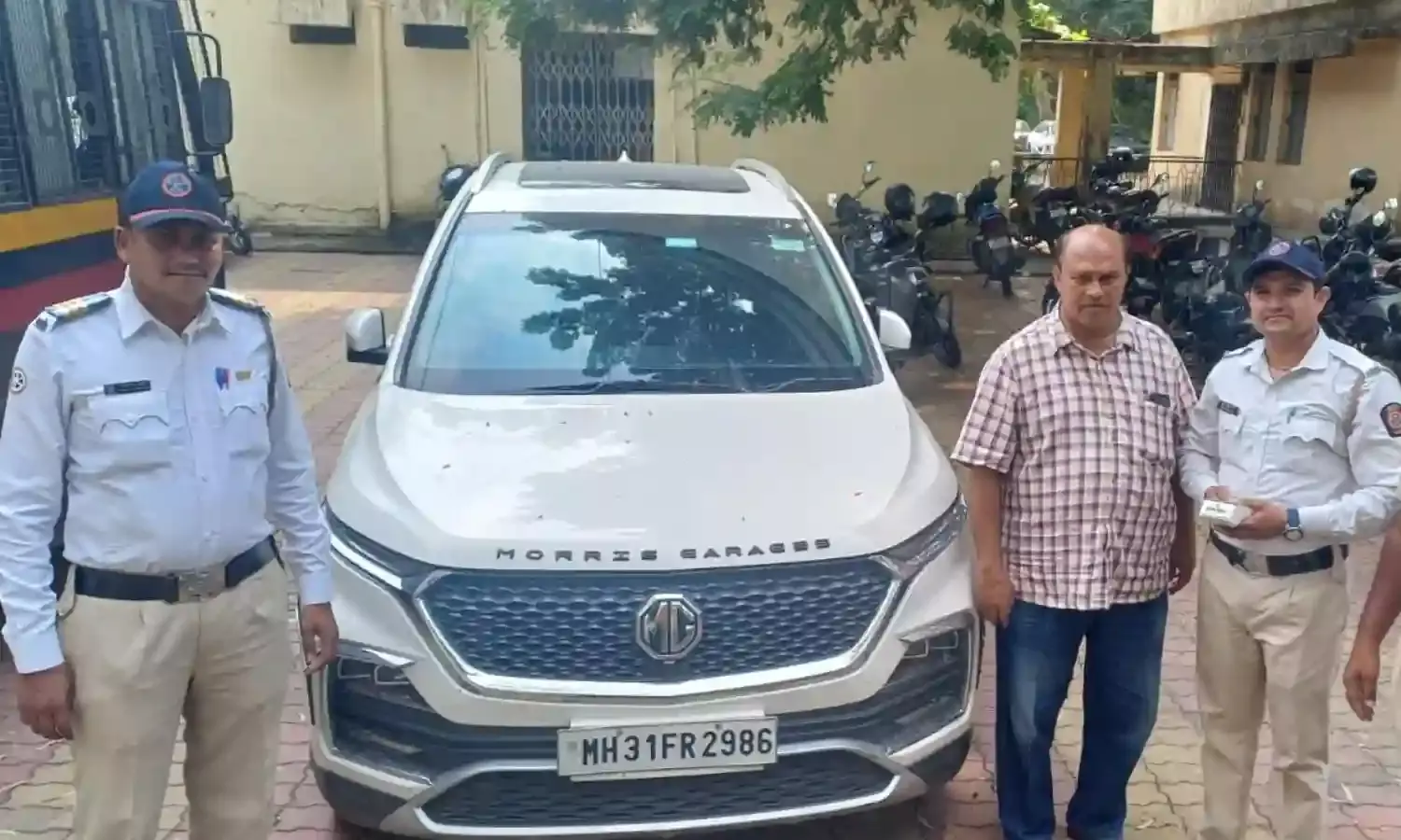 चलती कार का रुफटॉफ खोल बोतल दिखाने का शौक पड़ा महंगा, वीडियो वायरल होने के बाद कार्रवाई