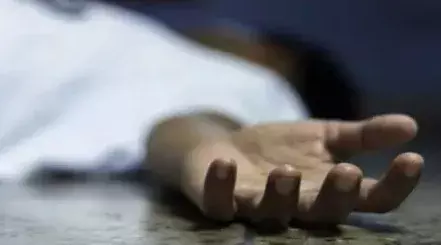महिला की मौत पर पुलिस चौकी में परिजनों का हंगामा