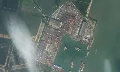 दुनिया से छिपकर चीन बना रहा नया एयरक्राफ्ट कैरियर, सैटेलाइट तस्वीरें देख उडे़ सबके होश