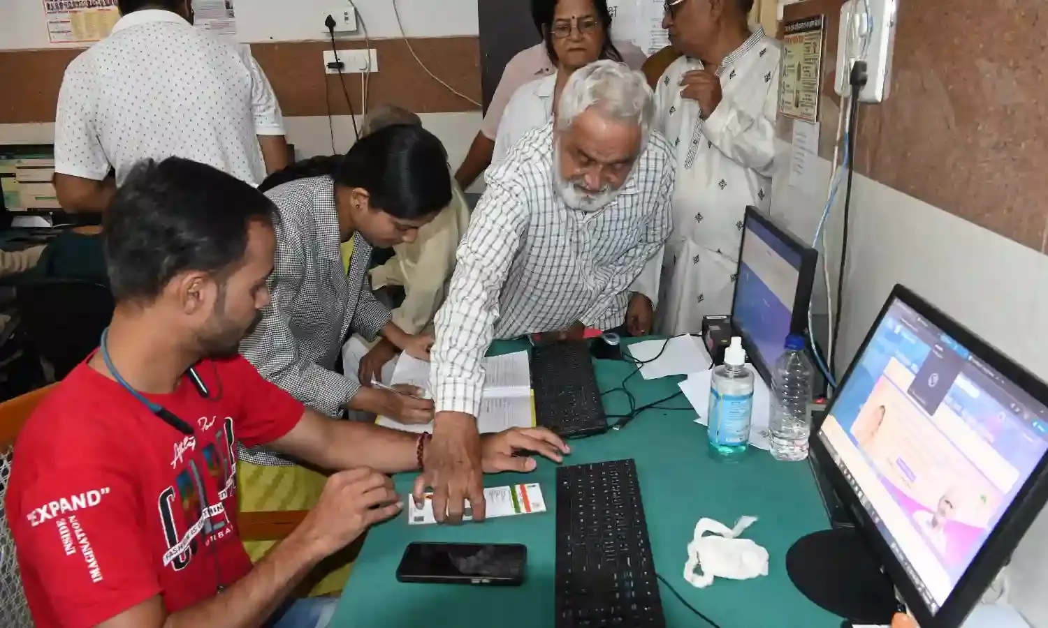 घर पर ही बना सकते हैं असमर्थ बुजुर्गों के आयुष्मान कार्ड