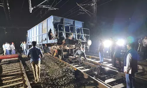 शहडोल स्टेशन के समीप मालगाड़ी के दो डिब्बे बेपटरी, डाउन लाइन चालू होने के बाद भी अप लाइन में आने वाली नर्मदा एक्सप्रेस बुढ़ार में 3 घंटे खड़ी रही