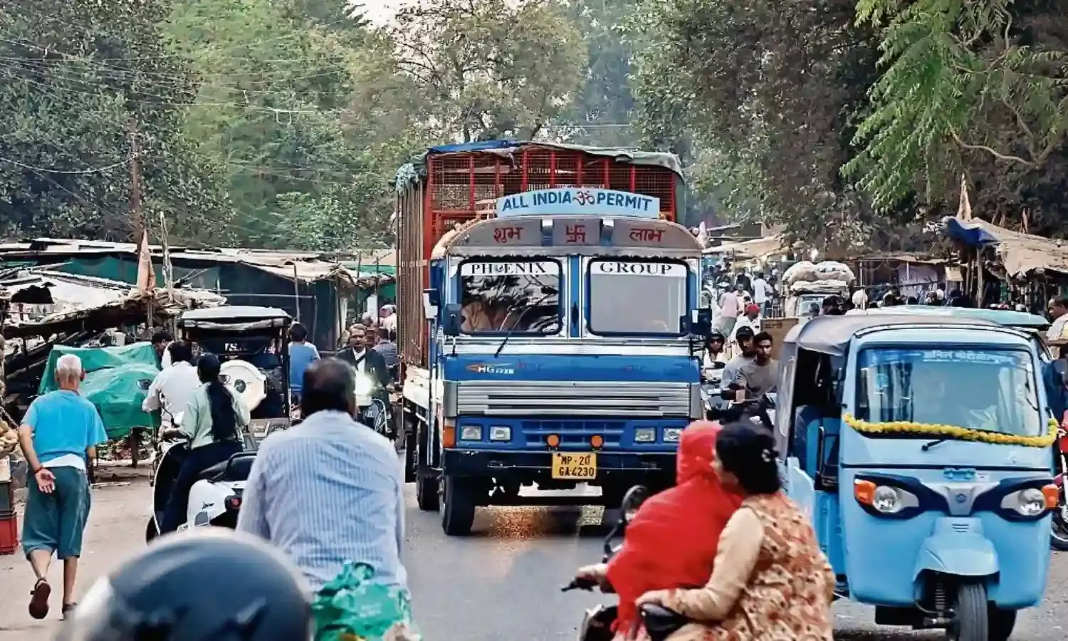 दोनों तरफ खाली मैदान फिर भी सड़क तक लग रहा सब्जी बाजार