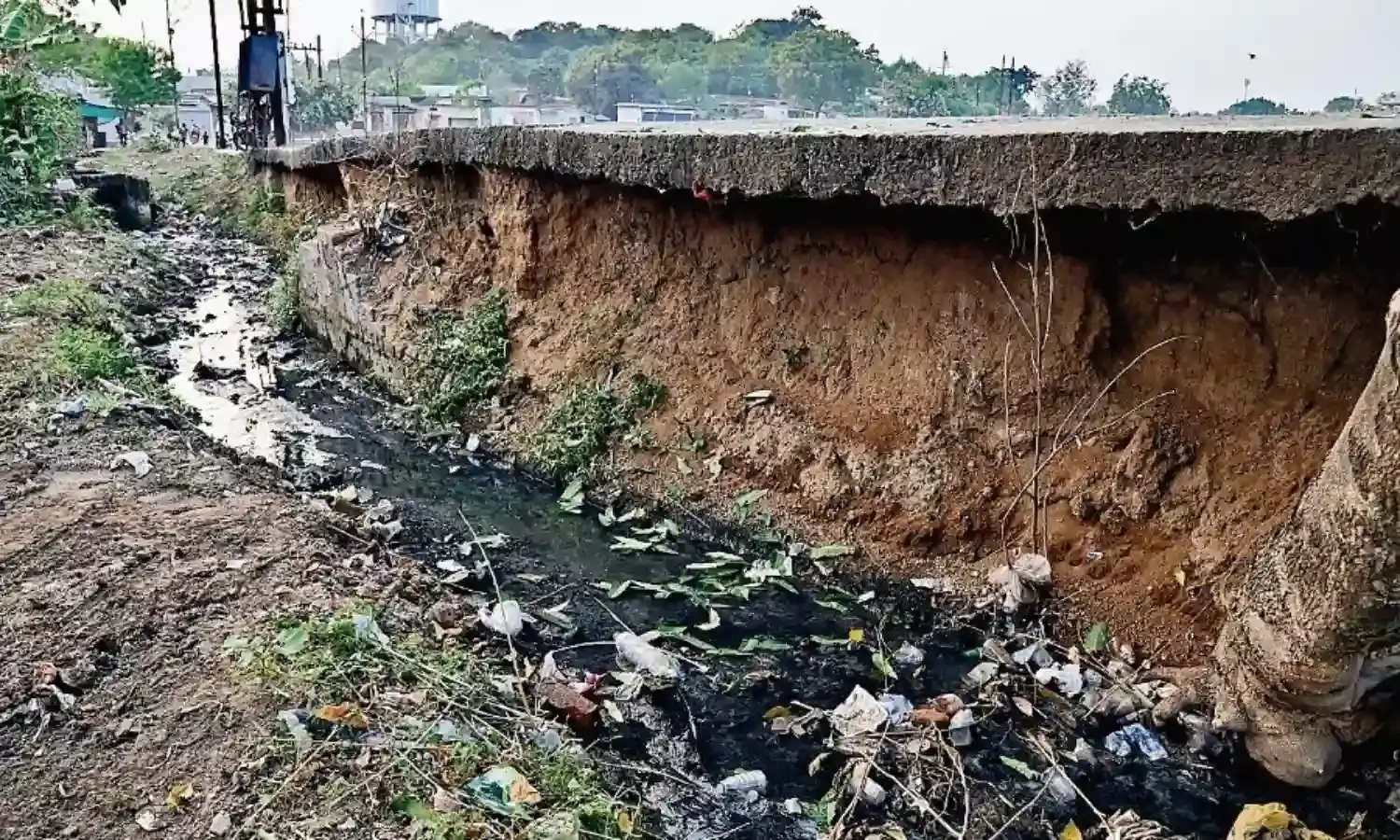 हवा में झूल रही आधी से ज्यादा सड़क, बह गई नीचे की मिट्टी