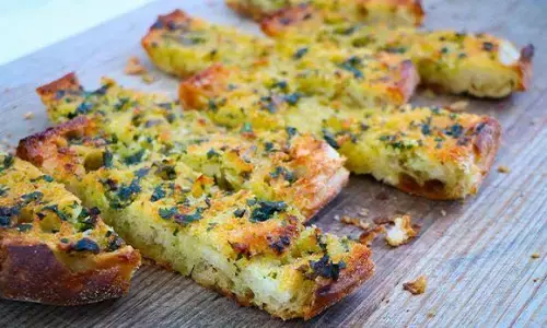 सिर्फ 5 मिनट में तवे पर बनाएं सॉफ्ट एंड क्रिस्पी गार्लिक ब्रेड, ट्राई करें ये आसान रेसिपी