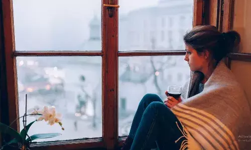 अगर आप भी करते हैं सर्दियों में लो और थका हुआ फील, तो हो सकते हैं विंटर ब्लू का शिकार, जानें बचाव के आसान तरीके अगर आप भी करते हैं सर्दियों में लो और थका हुआ फील, तो हो सकते हैं विंटर ब्लू का शिकार, जानें बचाव के आसान तरीके