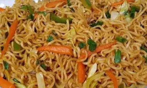 नॉर्मल मैगी खा खाकर हो चुके हैं बोर, तो इस तरह से बनाएं चाइनीज मैगी, बाहर की मैगी भूल जाएंगे खाना