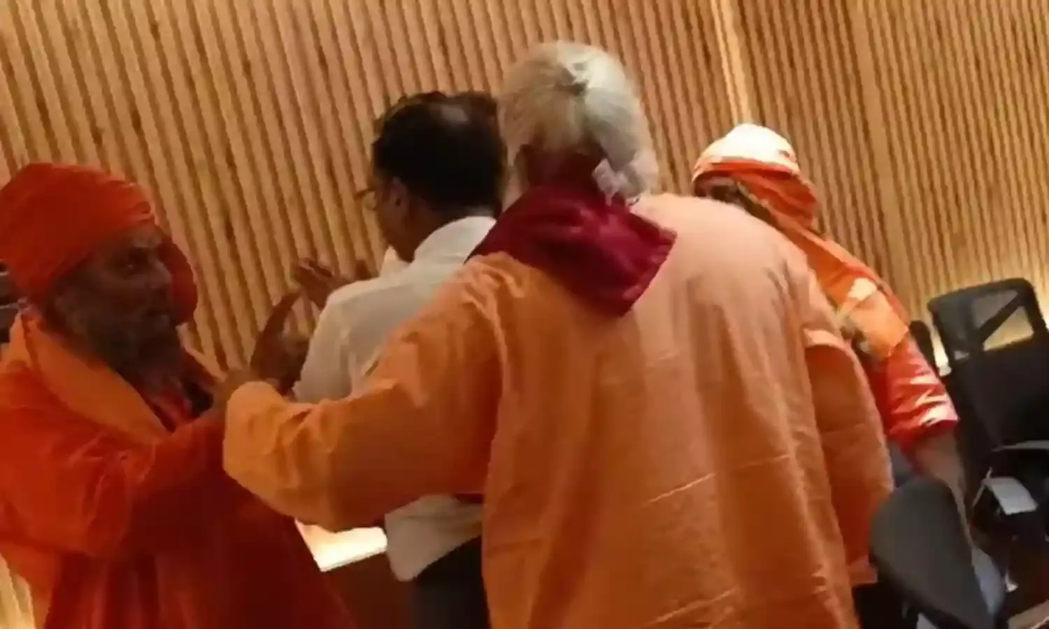 प्रयागराज में साधु-संतों की मीटिंग में बड़ा बवाल, दो गुट आपस में भिड़े, जमकर बरसाए लात-घूंसे