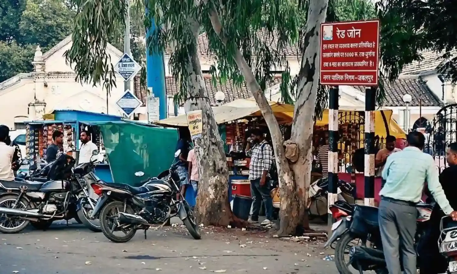 जहाँ रेड जोन का बोर्ड लगा, वहाँ पर भी लग गईं दुकानें