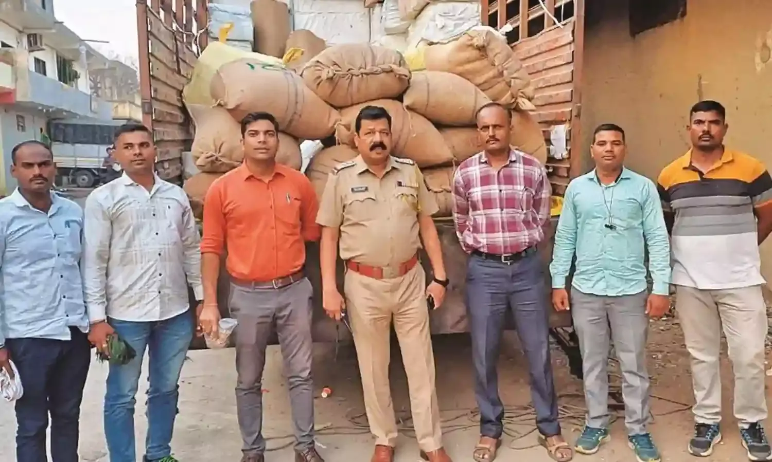 35 बोरी सुपारी पकड़ी गई, 6.83 लाख रुपए का माल हुआ है जब्त