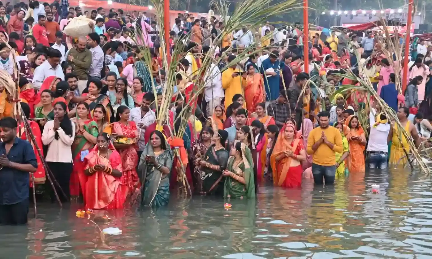 छठ महापर्व: अस्ताचल सूर्य को दिया अर्घ्य
