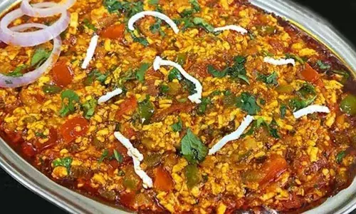 पनीर की सब्जी खाकर हो गए हैं बोर, तो इस तरीके से घर पर ही बनाएं ढाबा स्टाइल पनीर भुर्जी