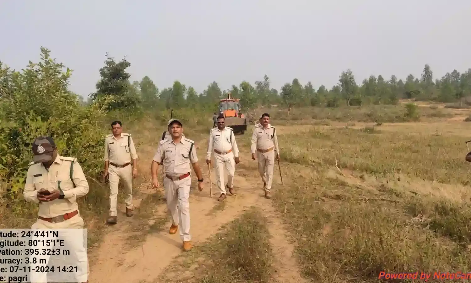 वन विभाग अमले ने अतिक्रमणकारियों को खदेडा