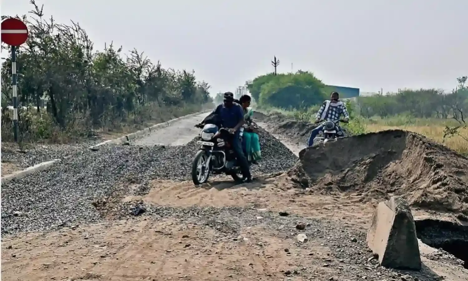 मिट्टी डालकर बंद कर दी सर्विस रोड वाहन चालकों की बढ़ गई परेशानी