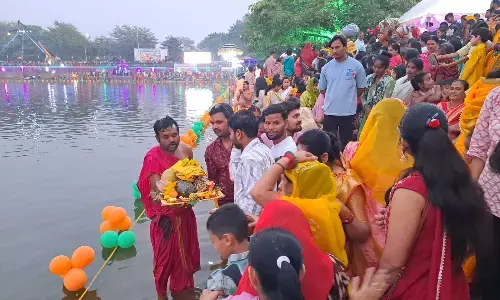 अस्ताचल सूर्य को अर्घ्य देने तालाब व नदी तट पर हुई पूजा-अर्चना