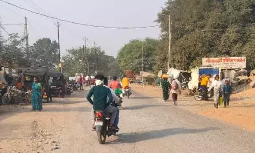 पन्ना-अमानगंज मार्ग की खस्ताहाल सडक, बड़े-बड़े हुए गढ्ढे, पुलिस थाना के पहले सड़क हुई खराब, उड़ रहे धूल के गुबार