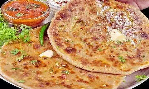 नॉर्मल आलू का पराठा खाने का नहीं है मन, तो इस वीकैंड पर बनाएं अपने और घरवालों के लिए बिल्कुल ढाबा स्टाइल आलू का पराठा