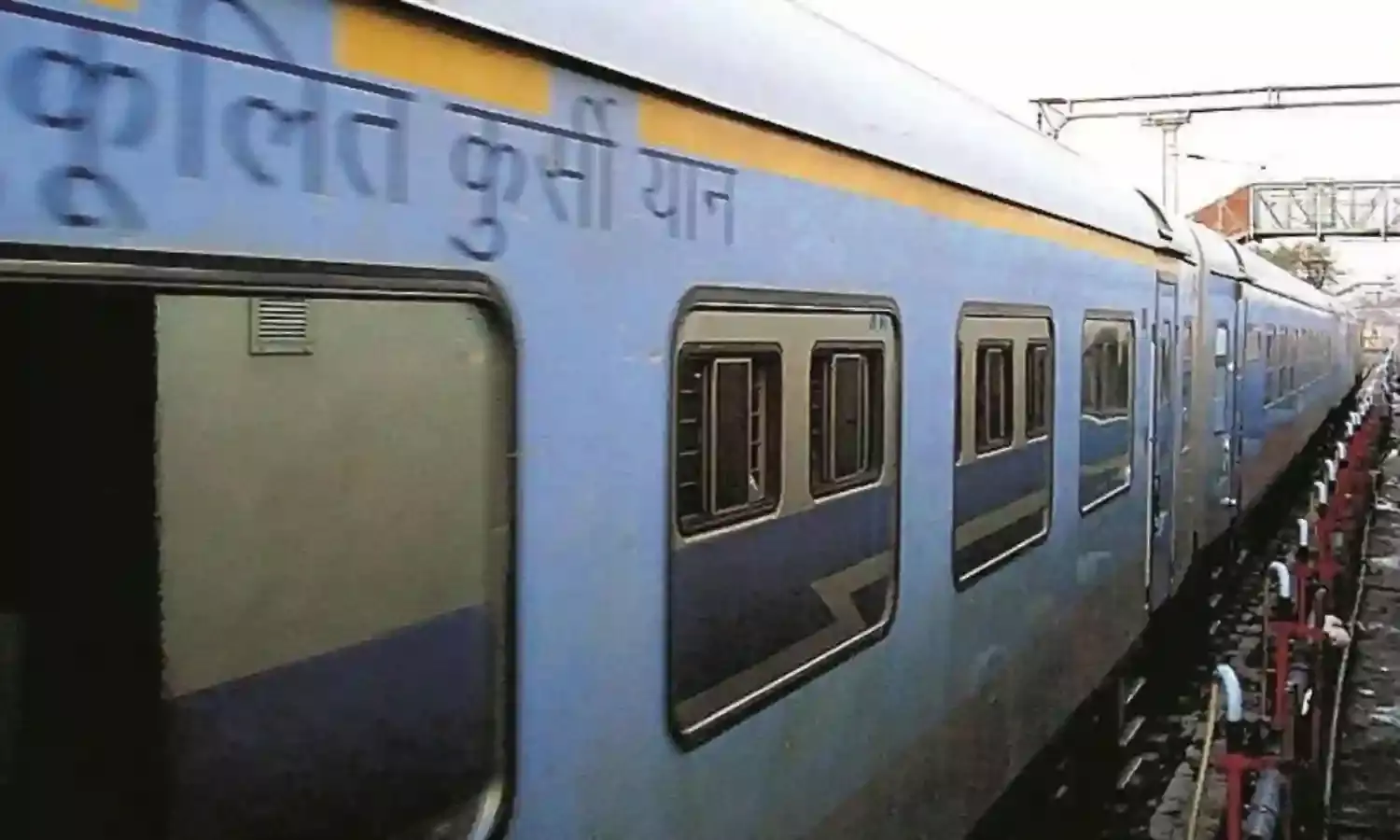 महाकौशल, दयोदय से 2 ईकोनॉमी कोच अलग हुए, दो नए स्लीपर कोच के साथ रवाना हुईं ट्रेनें