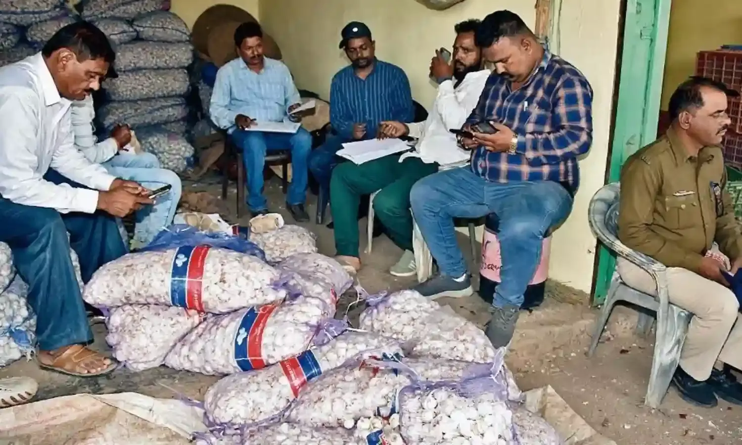 मंडी से जब्त किया 2 क्विंटल चायना लहसुन