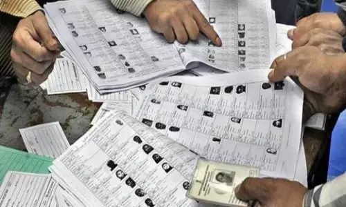 कई जिंदा मतदाताओं के वोटर लिस्ट में नाम नहीं, सैकड़ों मृतकों के नाम! कई जिंदा मतदाताओं के वोटर लिस्ट में नाम नहीं, सैकड़ों मृतकों के नाम!