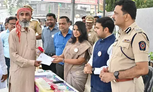 अमरावती में अभियान, गुलाब देकर सौंपी वोटर स्लिप, कहा वोट जरूर डालें अमरावती में अभियान, गुलाब देकर सौंपी वोटर स्लिप, कहा वोट जरूर डालें