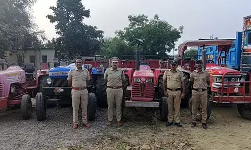 पुलिस ने रेत और वाहन समेत 55.15 लाख का माल किया जब्त