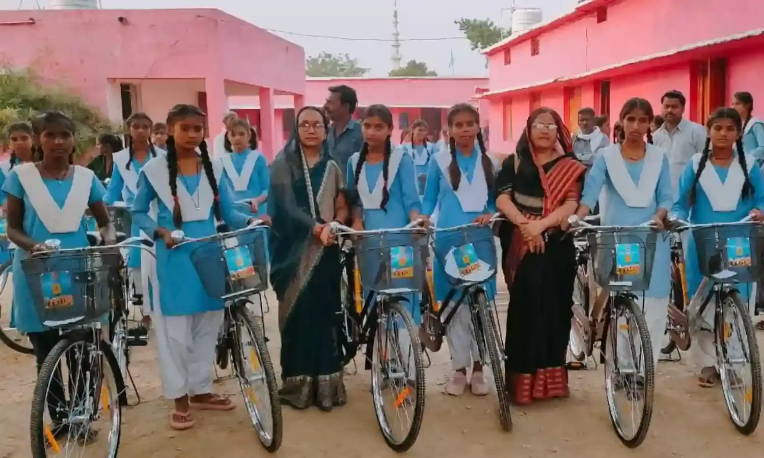 कन्या उच्चतर माध्यमिक विद्यालय में छात्राओं को वितरित की गई साइकिल