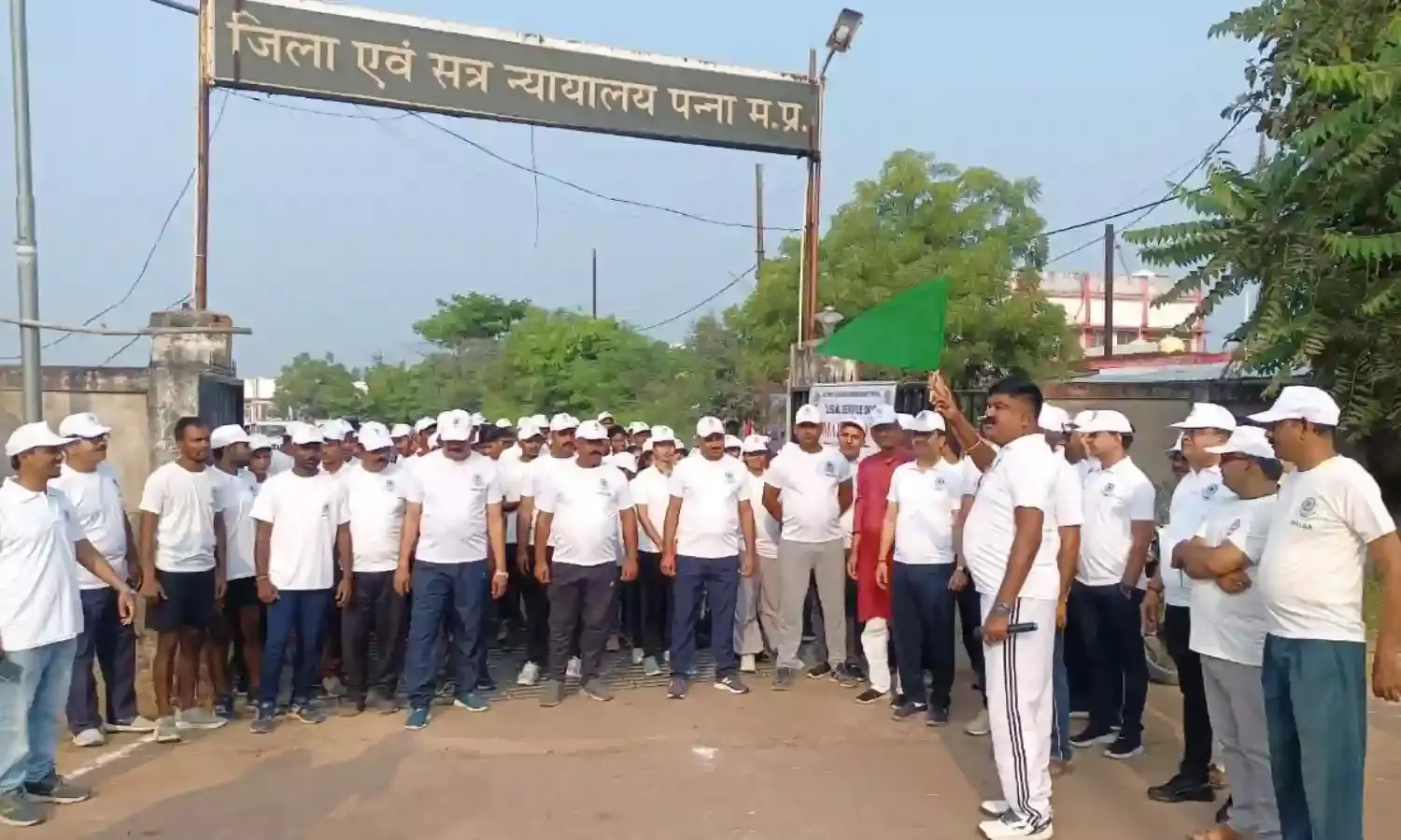 प्रधान जिला न्यायाधीश ने मिनी मैराथन दौड को हरी झण्डी दिखाकर किया रवाना, विधिक सेवा प्रदर्शनी भी लगाई