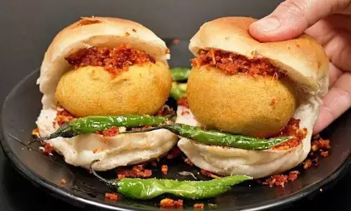 अब मुंबई स्टाइल वड़ा पाव घर पर, एक बार खा लिया तो बच्चों के साथ बड़े भी हो जाएंगे फैन