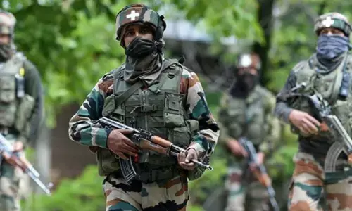 किश्तवाड़ जिले में सेना और आतंकवादियों के बीच मुठभेड़, एक जवान शहीद, तीन घायल किश्तवाड़ जिले में सेना और आतंकवादियों के बीच मुठभेड़, एक जवान शहीद, तीन घायल