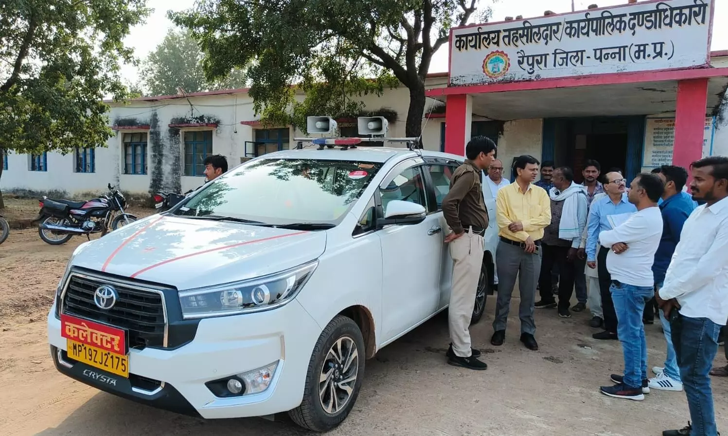 कलेक्टर पन्ना ने किया रैपुरा तहसील का निरीक्षण कलेक्टर पन्ना ने किया रैपुरा तहसील का निरीक्षण
