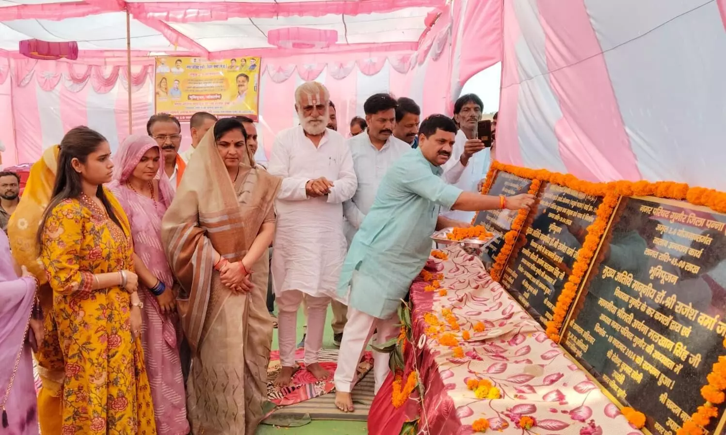 विधायक गुनौर ने किया विभिन्न निर्माण कार्यों का भूमिपूजन विधायक गुनौर ने किया विभिन्न निर्माण कार्यों का भूमिपूजन