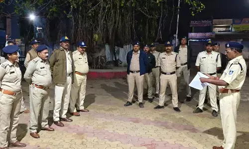 लिस ने चच्ची और उसके बेटे को भी बनाया आरोपी, कोतवाली पुलिस संभावित ठिकानों पर मार रही छापे