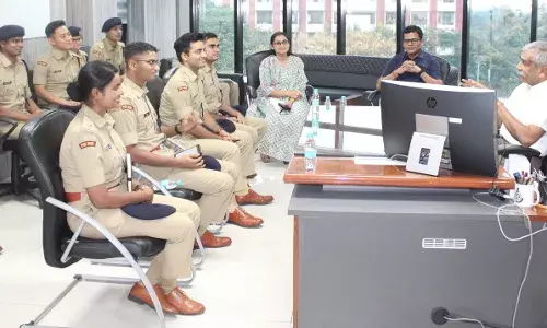 11 आईपीएस अधिकारियों ने समझी कंट्रोल रूम डायल-100, सीसीटीवी की बारिकियां 11 आईपीएस अधिकारियों ने समझी कंट्रोल रूम डायल-100, सीसीटीवी की बारिकियां