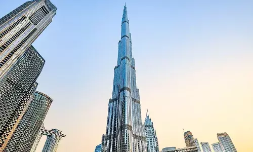दुनिया का आठवां अजूबा है दुबई का बुर्ज खलीफा, ऊंचाई इतनी कि 95 किलोमीटर दूर से भी दिखाई देता है, जानिए इससे जुड़े रोचक तथ्यों के बारे में