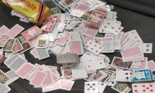 जुआफड़ पर रेड...! भगदड़ के बाद से एक युवक गायब, कुएं के पास मिले जूते, तलाश में कुआं खंगाल रही पुलिस जुआफड़ पर रेड...! भगदड़ के बाद से एक युवक गायब, कुएं के पास मिले जूते, तलाश में कुआं खंगाल रही पुलिस