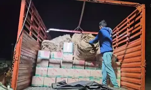 बोरियों के नीचे छिपाकर लायी जा रही नकली शराब की 485 पेटियां पकड़ी