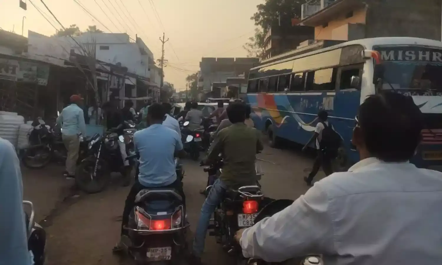 जाम के झाम से परेशान राहगीर, सड़क किनारे खडी होती हैं यात्री बसें, दिन में कई बार लगता है गल्ला मण्डी के सामने जाम